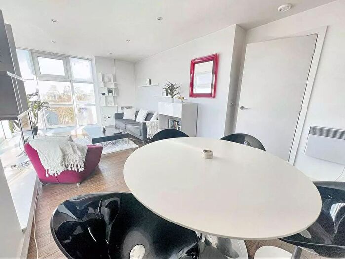 2 Bedroom Flat To Rent In Phoenix Way, London, SW18