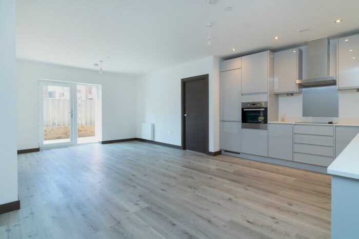 2 Bedroom Flat To Rent In Leander Heights, Springfield Park, Maidstone, ME14