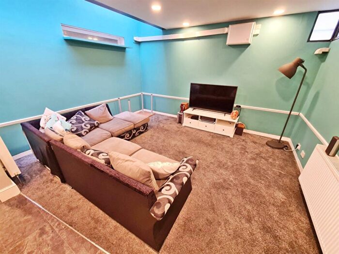 4 Bedroom End Of Terrace House To Rent In £pppw Platt Lane, Fallowfield., M14