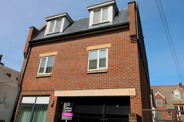 1 Bedroom Flat To Rent In Roumelia Lane, Bournemouth, BH5