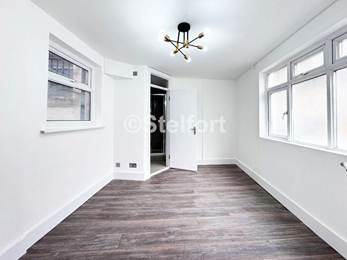 Studio To Rent In Holloway Road, London, N19