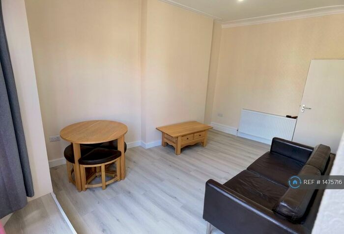 4 Bedroom Flat To Rent In Pen-Y-Lan Road, Cardiff, CF24