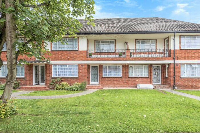 2 Bedroom Maisonette To Rent In Glenhill Close, Finchley Central, London, N3