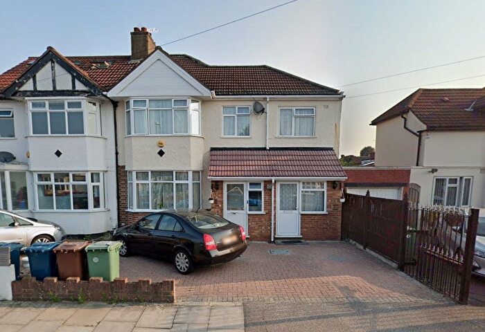 Studio To Rent In Chestnut Drive, Pinner, HA5