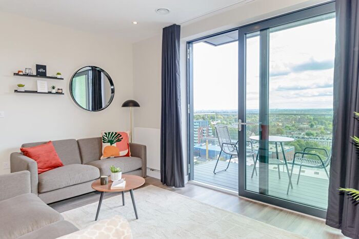 3 Bedroom Flat To Rent In Lionel Road South, Brentford, TW8
