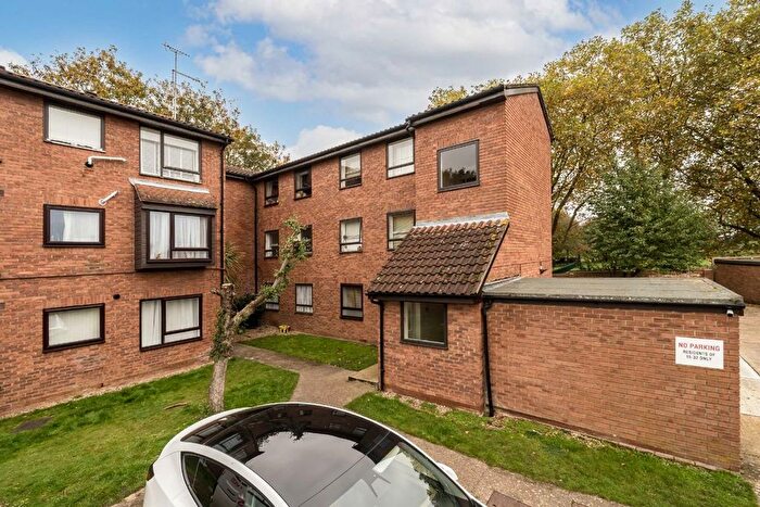 2 Bedroom Flat To Rent In Oliver Close, London, W4