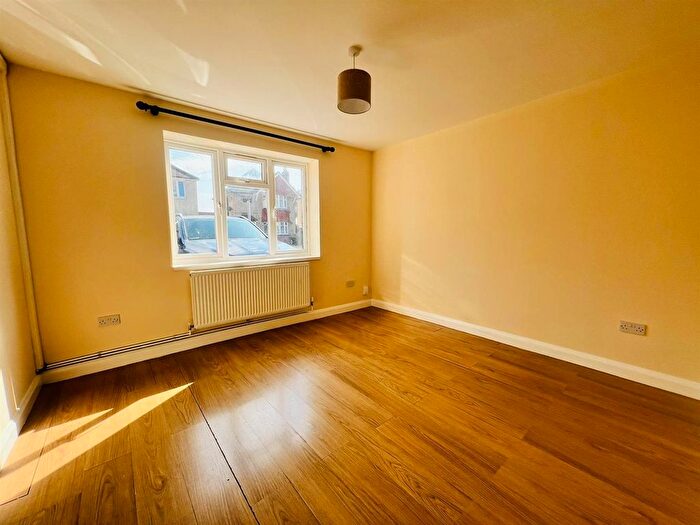 2 Bedroom Flat To Rent In Grove Road, Hounslow, TW3