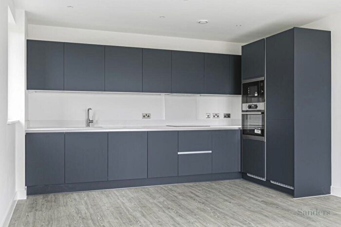 1 Bedroom Flat To Rent In Brecon Court, Hounslow, TW3