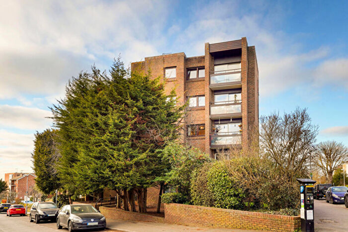 2 Bedroom Flat To Rent In Avenue Elmers, Surbiton, KT6