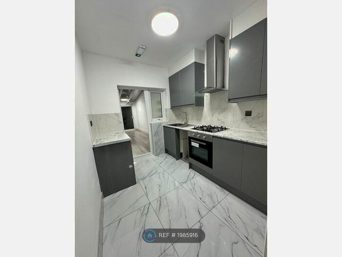 6 Bedroom End Of Terrace House To Rent In Farrance Road, Romford, RM6