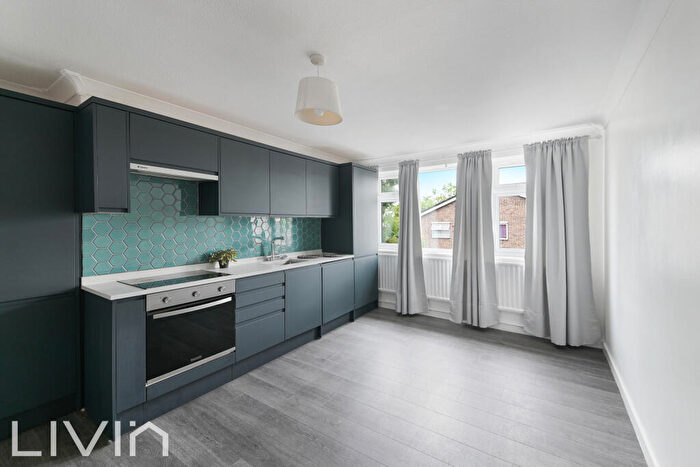 3 Bedroom Maisonette For Sale In Pampisford Road, South Croydon, CR2