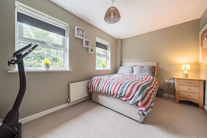 3 Bedroom End Of Terrace House For Sale In Forfield Drive, Beggarwood, RG22