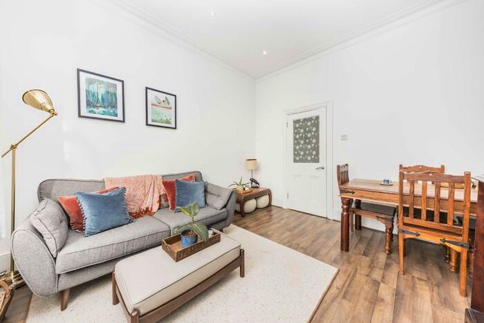 2 Bedroom Flat To Rent In Cambridge Heath Road, London E2