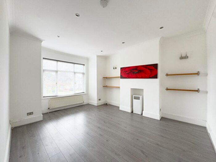 2 Bedroom Flat To Rent In Whitchurch Lane, Edgware, HA8