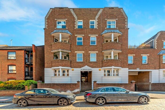 Studio To Rent In De Bruin Court, Isle Of Dogs, London, E14