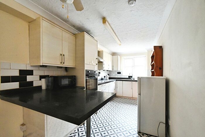 2 Bedroom Flat To Rent In Bath Road, Swindon, Wiltshire, SN1