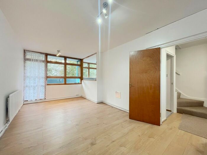 3 Bedroom Flat To Rent In Walpole Place, Woolwich, London, SE18