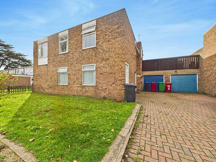 3 Bedroom Maisonette For Sale In High Street, Langley, Berkshire, SL3