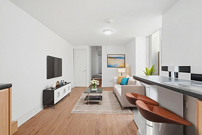 2 Bedroom Flat For Sale In Millais Road, Leyton, E11