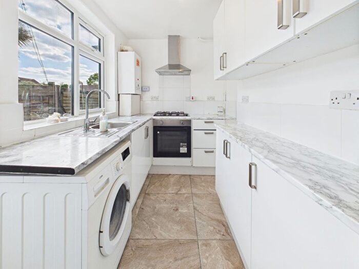 2 Bedroom Flat To Rent In Botwell Crescent, Hayes, UB3