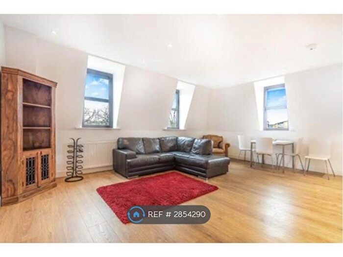 2 Bedroom Flat To Rent In Streatham High Road, London, SW16