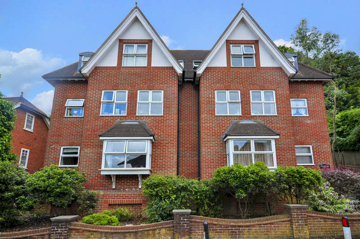 2 Bedroom Flat To Rent In Croft Road, Godalming, GU7