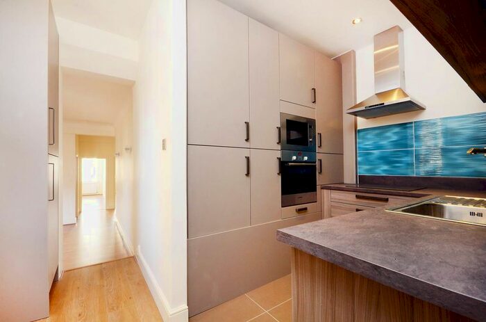 3 Bedroom Flat To Rent In Queens Gate, South Kensington, London, SW7