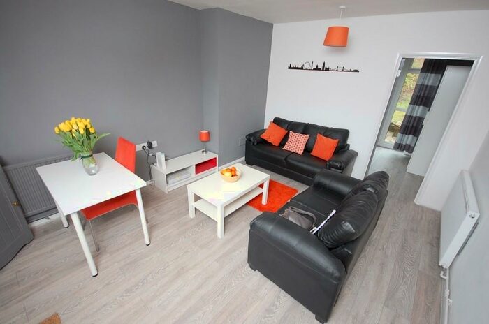 4 Bedroom Semi-Detached House To Rent In Highcliff, SO23