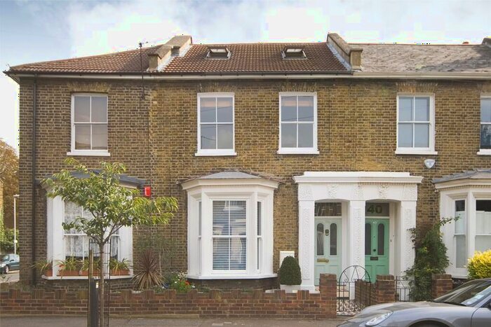 2 Bedroom Flat To Rent In Fassett Square, Hackney, London, E8