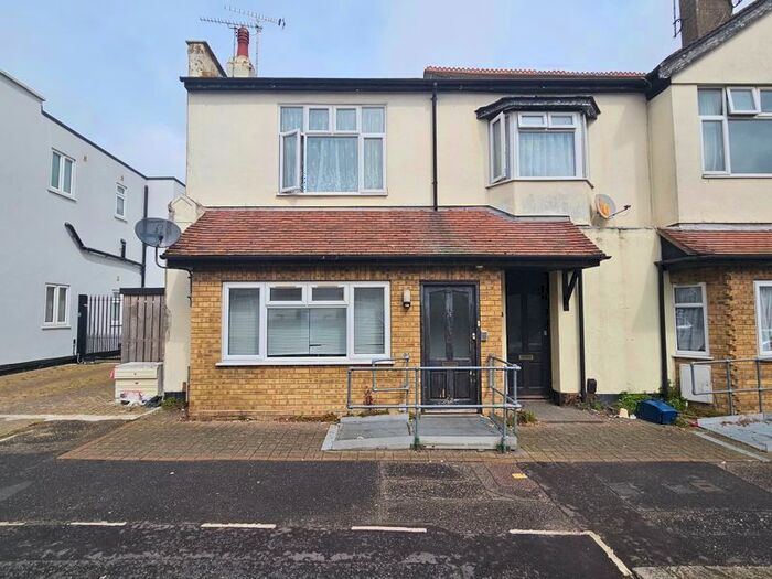 2 Bedroom Flat To Rent In Westborough Road, Westcliff-On-Sea, SS0