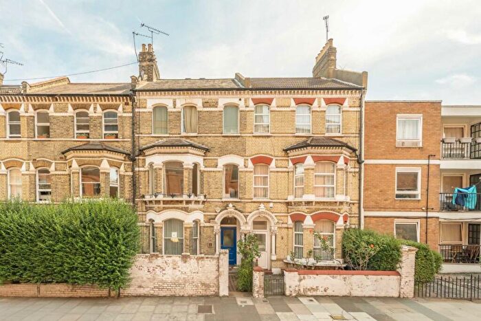 4 Bedroom Flat To Rent In Ilminster Gardens, Battersea, SW11