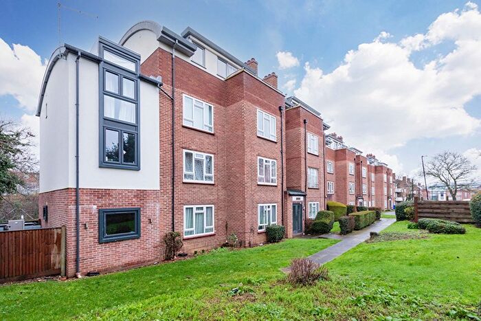 2 Bedroom Flat For Sale In Courtlands, Maidenhead, SL6