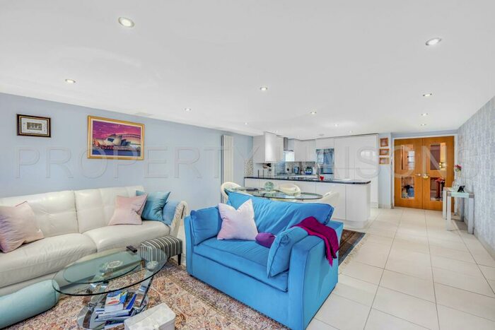 1 Bedroom Flat To Rent In Merchant Court, Wapping, E1W