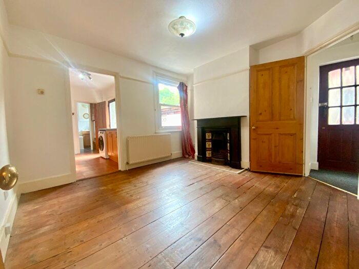 1 Bedroom Flat To Rent In Hook Road, Epsom, KT19