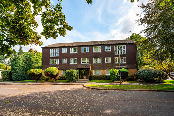 2 Bedroom Flat For Sale In Hallington Close, Woking, GU21