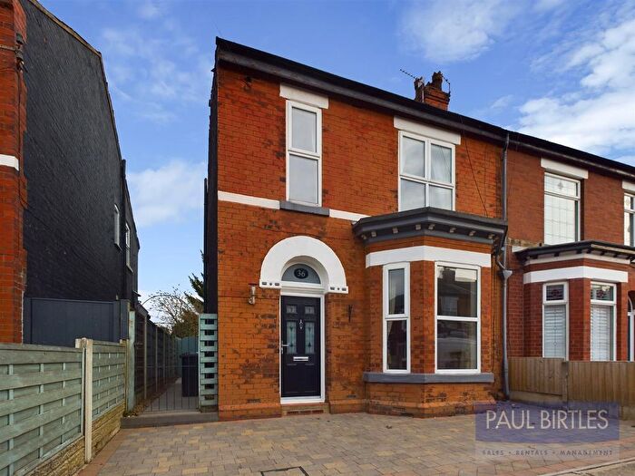 3 Bedroom Semi-Detached House To Rent In Whitelake Avenue, Flixton, Trafford, M41