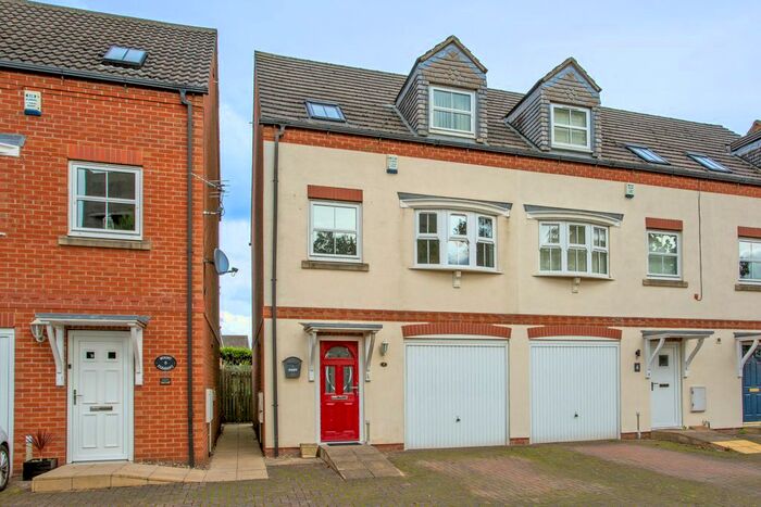 3 Bedroom Town House For Sale In Mount Pleasant, Riccall, York, YO19