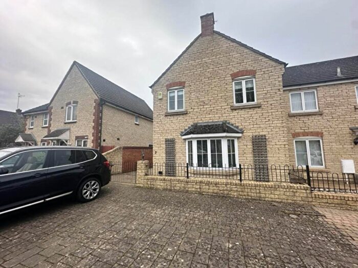 3 Bedroom Semi-Detached House To Rent In Mallards Way, Bicester, OX26