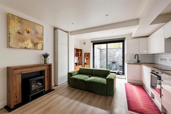 1 Bedroom Flat For Sale In High Road, Leyton, E10