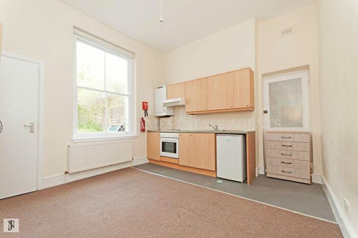 Flat To Rent In Mountview Road, London, N4