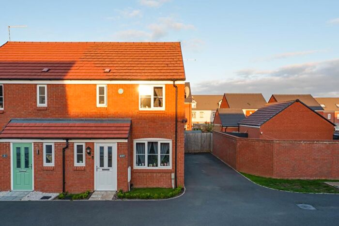 3 Bedroom Semi-Detached House For Sale In Philips Field Close, Kettering, NN15