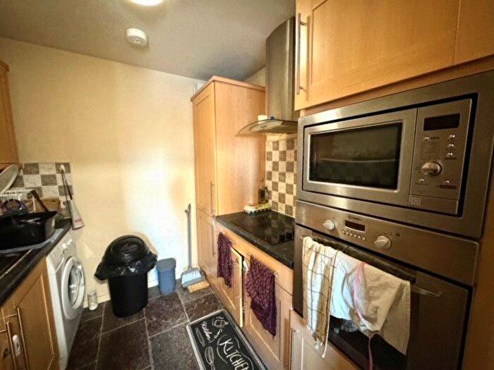 2 Bedroom Flat For Sale In Ings Road, Wakefield, West Yorkshire, WF1