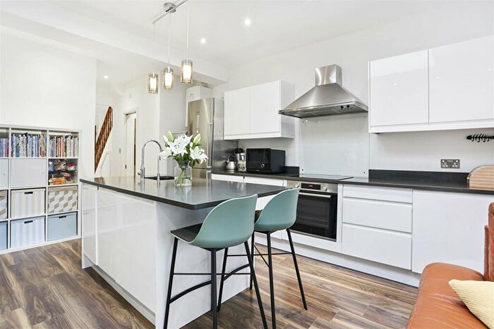 2 Bedroom Detached House For Sale In Hamilton Avenue, Cheam, Sutton, SM3