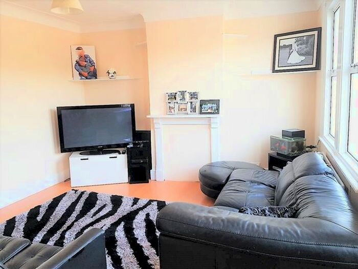 2 Bedroom Flat To Rent In Kingston Road, Raynes Park, London, SW20