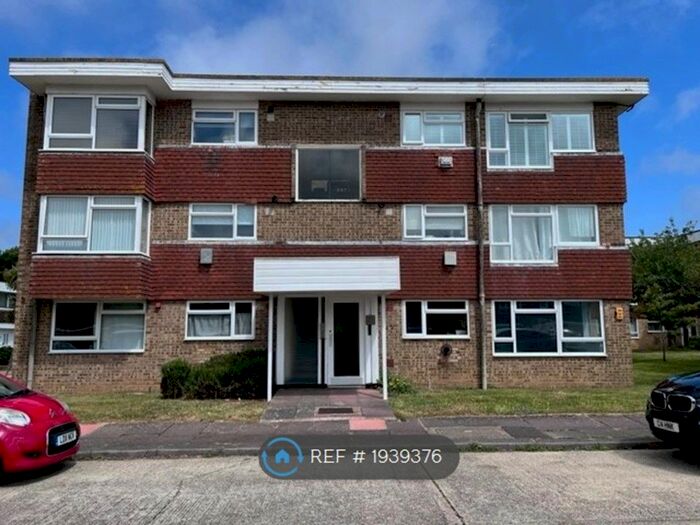 2 Bedroom Flat To Rent In College Gardens, Worthing, BN11