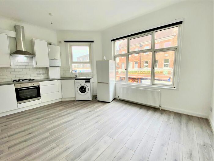 3 Bedroom Flat To Rent In East Barnet Road, East Barnet, EN4