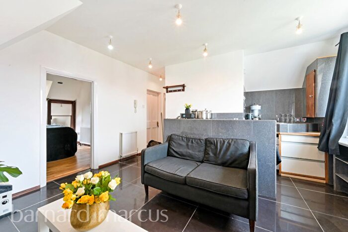 1 Bedroom Flat To Rent In Gleneldon Road, London, SW16