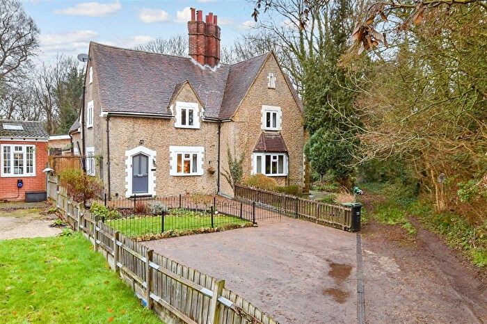 3 Bedroom Semi Detached House For Sale In Birling Road, Leybourne, West Malling, Kent, ME19