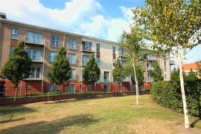 3 Bedroom Flat To Rent In Ashdown House, Battle Square, Reading, Berkshire, RG30