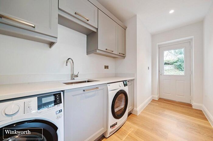 5 Bedroom Detached House For Sale In Frog Lane, Mapledurwell, Hampshire, RG25